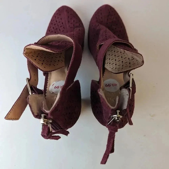 NWT Crown & Ivy Suede Stacked Heels - 7.5 - Picture 4 of 8